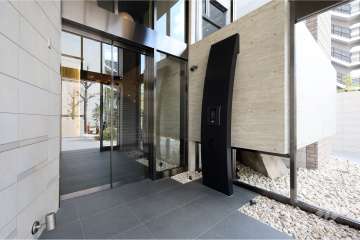 エントランスはオートロック付きです。