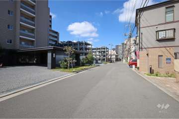 敷地北側の前面道路（東側から）