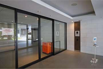 エントランスはオートロック付きです。