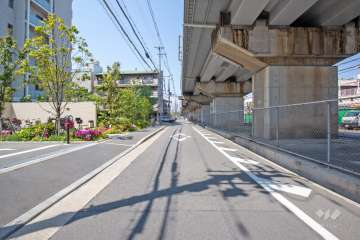 敷地北側の前面道路（東側から）