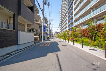 敷地南側の前面道路（東側から）