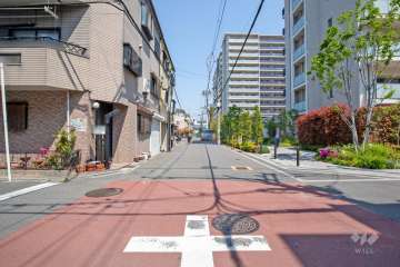 敷地西側の前面道路（南側から）