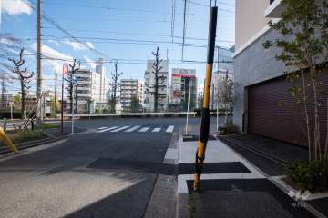 敷地東側の前面道路（北側から）