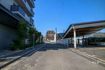敷地の東側前面道路（南側から）