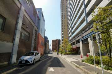 敷地の南側前面道路（東側から）