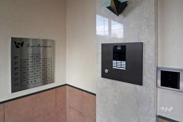 エントランスはオートロック付きです。