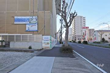 敷地北側の前面道路。名古屋市へ続く岩崎名古屋線（県道221号）が通っています。