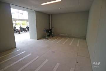 敷地東側の前面道路。交通量の多い幹線道路です。