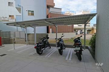 敷地西側の前面道路。交通用の少ない通りです。