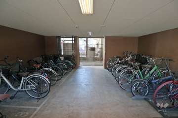 屋内に設けられた駐輪場