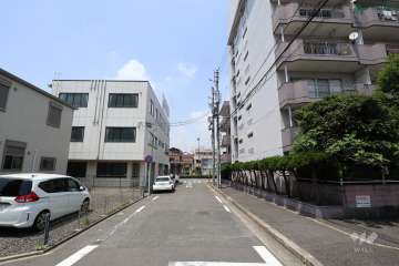 敷地西側の前面道路（南側から）