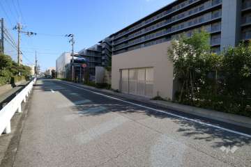 敷地北側の前面道路