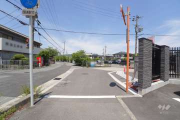 敷地西側の前面道路(南側から)