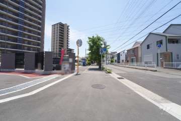 敷地西側の前面道路(北側から)
