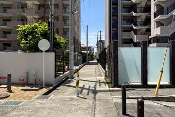 敷地東側の前面道路（北側から）