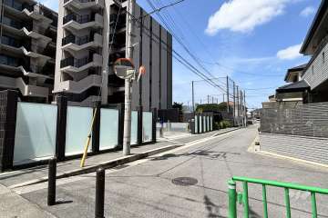 敷地北側の前面道路（東側から）
