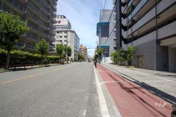 敷地西側の前面道路（南側から）