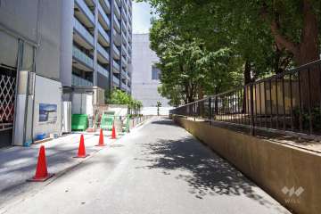 敷地東側の前面道路（南側から）