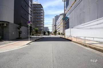 敷地北側の前面道路（東側から）