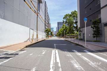 敷地北側の前面道路（西側から）