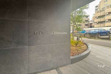 エントランスの銘板