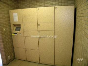 共用ポストの横にある宅配ボックス