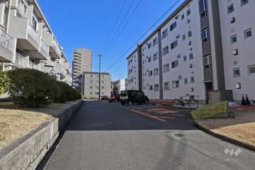 敷地北側の前面道路（東側から）