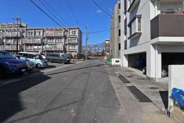 敷地東側の前面道路（南側から）