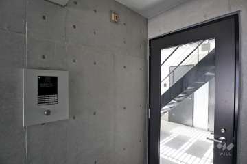 エントランスはオートロック付きです。