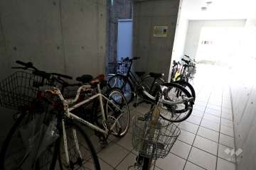 屋内に設けられた駐輪場