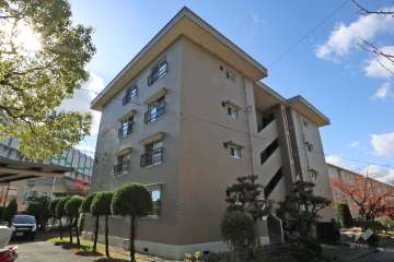 高槻下田部団地A32棟の外観（北東側から）