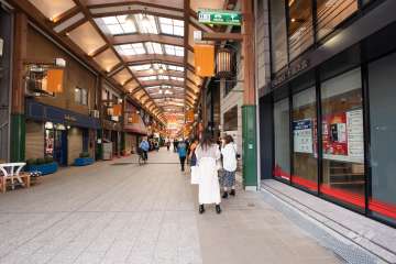 敷地北側商店街アーケード（西側から）