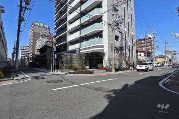 敷地東側は『新大門商店街」です。（南東側から）