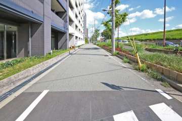 物件南側の前面道路(西側から)
