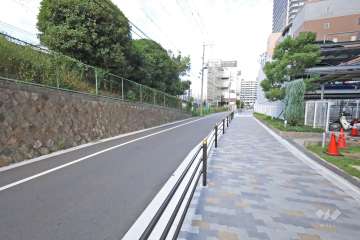 物件西側の前面道路(南側から)