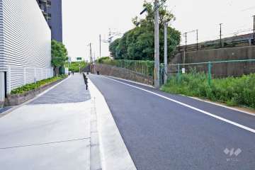 物件西側の前面道路(北側から)