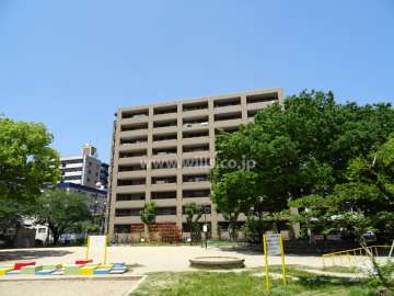 ステイツ吹田パークステージの遠景。敷地南側には『穂波公園』があります。