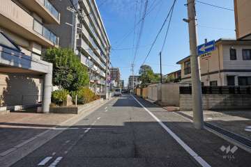 敷地南側の前面道路（西側から）