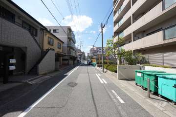 敷地南側の前面道路（東側から）