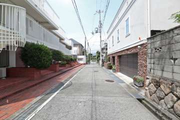 敷地北側の前面道路。車通りは少なく、近くに公園があります。