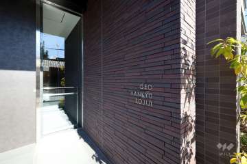 エントランスの銘板