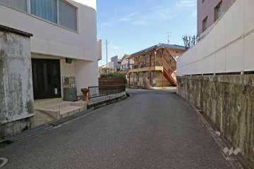 敷地南側の前面道路（北西側から）
