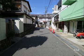 敷地西側の前面道路（南側から）