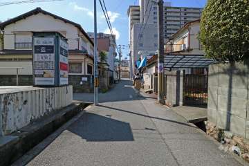敷地西側の前面道路（北側から）