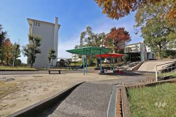 敷地内にプレイロットがあります。