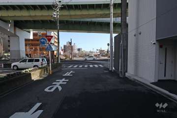 敷地北側の前面道路（西側から）敷地東側を名古屋高速1号楠線が走っています。