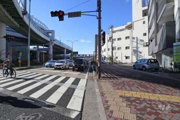 敷地南側の前面道路（東側から）道を挟んで南側を堀川が流れています。