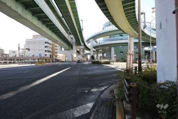 敷地東側の前面道路（北側から）黒川インターチェンジがあります。