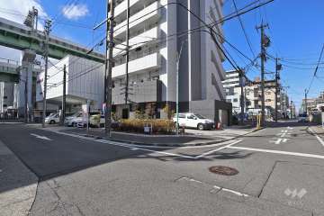 敷地南側・東側の前面道路（南東側から）