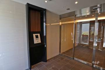 エントランスはオートロック付きです。